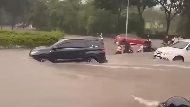 Banjir merendam Kota Tangerang Selatan (Tangsel).