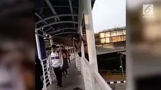 Seorang ibu hamil mencoba bunuh diri di halte busway, beruntung ada seorang pria yang menghentikan aksinya.
