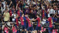 Pemain Barcelona merayakan gol yang dicetak oleh Robert Lewandowski ke gawang Real Madrid dalam laga final Supercopa de Espana yang berlangsung di King Abdullah Sport City Stadium, Jeddah, Arab Saudi, Senin (13/1/2025) dini hari WIB. Barcelona menjadi juara setelah menang 5-2 atas Real Madrid dalam laga ini. (Haitham AL-SHUKAIRI / AFP)