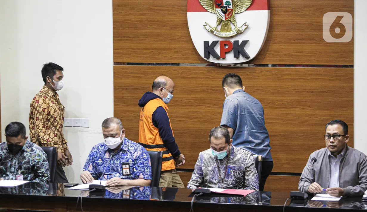 Kepala KPP Pratama Bantaeng Wawan Ridwan (tengah belakang) dihadirkan dalam penetapan tersangka di Gedung KPK, Jakarta, Kamis (11/11/2021). KPK menetapkan Wawan Ridwan sebagai tersangka dugaan korupsi perpajakan di Dirjen Pajak Kemenkeu. (Liputan6.com/Faizal Fanani)