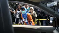 Tersangka Aulia Kesuma saat mengikuti rekonstruksi kasus istri bunuh dan bakar suami serta anak tiri di Polda Metro Jaya, Jakarta, Senin (9/9/2019). Aulia dan model yang memerankan tersangka Kelvin memeragakan tiga adegan pembakaran korban di dalam mobil. (merdeka.com/Iqbal Nugroho)