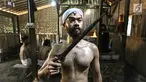 Empu Afrizal Fadli Azizi memegang keris Gagrag Banyumasan di Besalen Kyai Sela Pamujan Karangklesem, Banyumas, Jawa Tengah, Senin (22/4). Baselan atau bengkel keris mampu memproduksi tiga jenis keris Ageman, Tayuhan dan Cinderamata dengan lama pengerjaan 1 bulan-1 tahun. (Liputan6.com/Fery Pradolo)