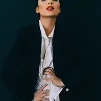 Makeup nyentrik yang terlihat menarik. (unsplash.com/Mihai Stefan).