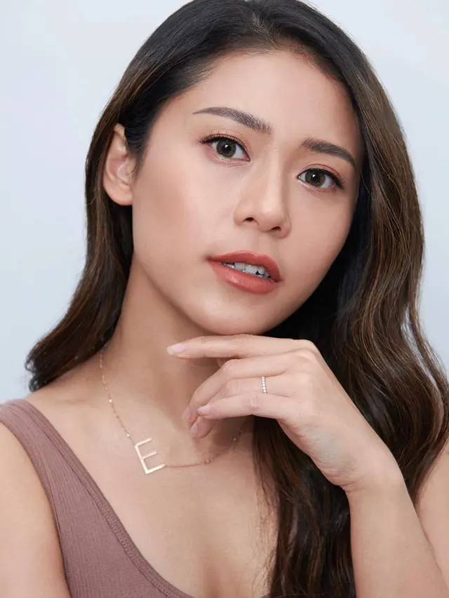 Makeup Artist Eva Lovira