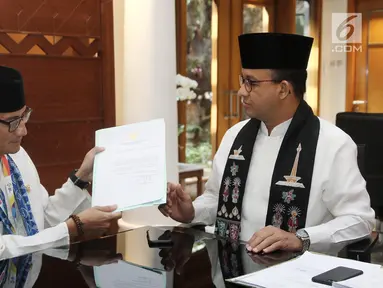 Sandiaga Uno menyerahkan surat pengunduran diri sebagai Wakil Gubernur DKI Jakarta kepada Gubernur Anies Baswedan di Balai Kota Jakarta, Jumat (10/8). Sandiaga mundur karena maju sebagai Cawapres pendamping Prabowo Subianto (Liputan6.com/Herman Zakharia)