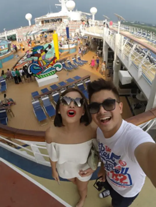 Sebelumnya Chelsea Olivia dan Glenn Alinskie memang menikmati momen Natal di kapal pesiar. Mereka  keliling Asia menggunakan kapal Royal Caribbean Cruise Mariner of The Seas. (via instagram/@chelseaoliviaa)