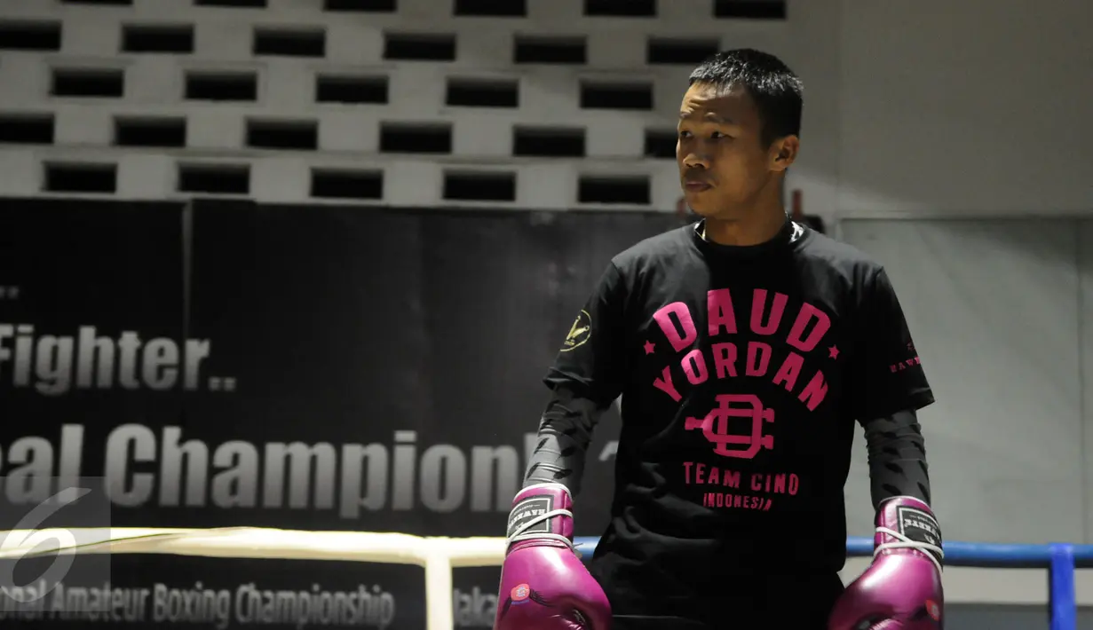 Petinju Indonesia, Daud Yordan berpose disela-sela latihan terbuka di Sasana PB Pertina, Jakarta, Rabu (3/2/2016). Daud akan melawan Yoshitaka Kato dalam laga kelas ringan WBO "Road to the World Champions", Jumat (5/2). (Liputan6.com/Helmi Fithriansyah)