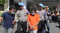 Pelaku percobaan pembunuhan jurnalis di Pasuruan digelandangan ke kantor polisi. (Dian Kurniawan/Liputan6.com)