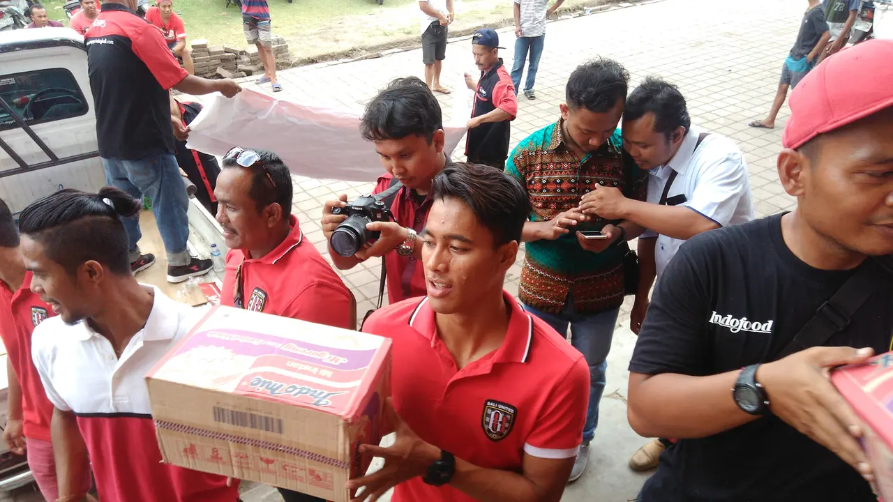 pemain, pelatih dan official Bali United, mendatangi pos pengungsian bencana Gunung Agung