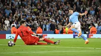 Striker Manchester City, Julian Alvarez mencetak gol ke gawang Real Madrid pada laga leg kedua semifinal Liga Champions 2022/2023 di Etihad Stadium, Manchester (17/5/2023). Julian Alvarez tercatat telah mencetak 3 gol dan 2 assist dari total 10 laga bagi Manchester City hingga babak semifinal. Gol terakhirnya dicetak saat Man City menang 4-0 atas Real Madrid pada leg kedua semifinal, 17 Mei 2023. (AFP/Oli Scarff)