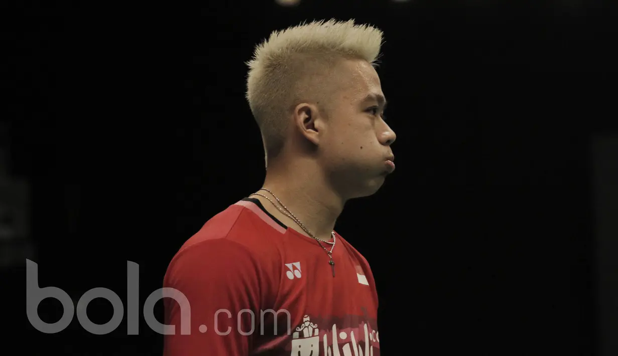 Pebulutangkis INdonesia, Kevin Sanjaya Sukamuljo, saat berhadapan dengan pasangan Denmark, Kim Astrup/Anders Skaarup Rasmussen di Indonesia Open 2017 di JCC, Selasa (14/6/2017. Indonesia kalah  dua gim langsung 16-21, 16-21.  (Bola.com/M Iqbal Ichsan)
