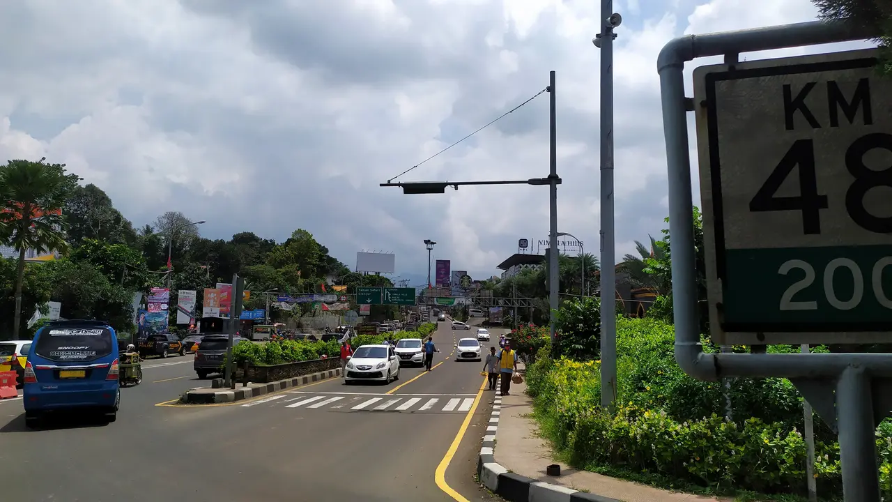 Arus lalu lintas di jalur Puncak, Bogor, Jawa Barat, terpantau ramai lancar dari kedua arah di hari pertama libur panjang bertepatan peringatan Maulid Nabi Muhammad SAW.