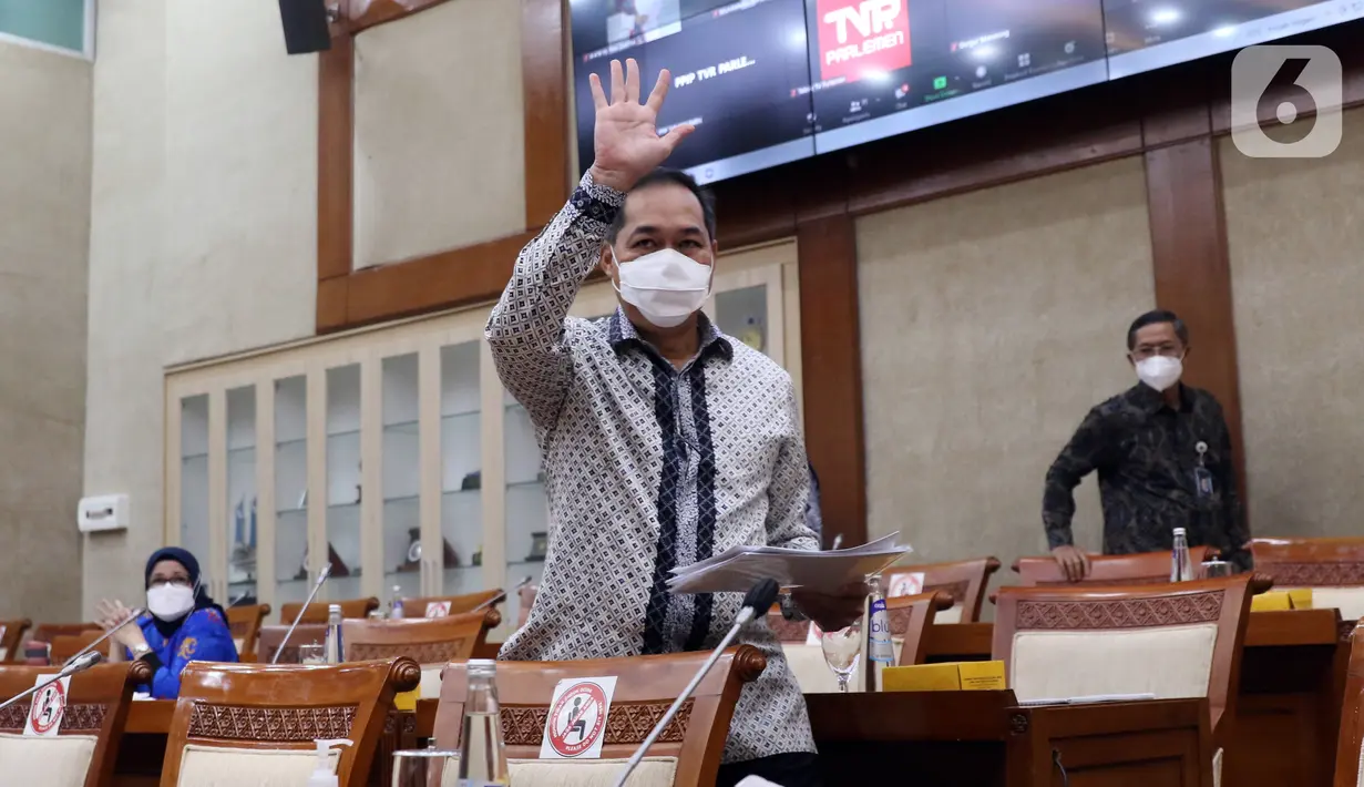 Menteri Perdagangan Muhammad Lutfi melambaikan tangan saat rapat kerja dengan Komisi VI DPR di Kompleks Parlemen, Jakarta, Kamis (17/3/2022). Dalam rapat tersebut Muhammad Lutfi menyampaikan penjelasan terkait minyak goreng serta dihapusnya Harga Eceran Tertinggi (HET). (Liputan6.com/Angga Yuniar)