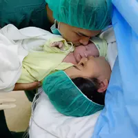 Glenn Alinskie dan Chelsea Olivia menyambut kelahiran putri pertama mereka, Nastusha Olivia Alinskie. (Istimewa)