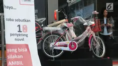 Sebuah sepeda sebagai hadiah pada sayembara kasus penyiraman air keras terhadap penyidik Novel Baswedan di lobi Gedung KPK, Jakarta, Senin (6/8). Sayembara diinisiasi wadah kepegawaian KPK setelah 16 bulan kasus ini berlalu. (Merdeka.com/Dwi Narwoko)