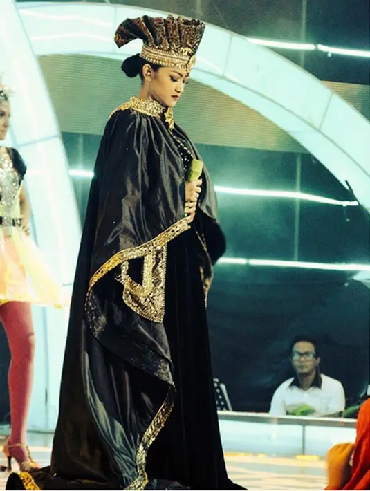 Penampilan Julia Perez di atas panggung. Dalam setiap langkahnya Jupe tidak pernah lupa untuk berdoa. (Photo : Instagram)