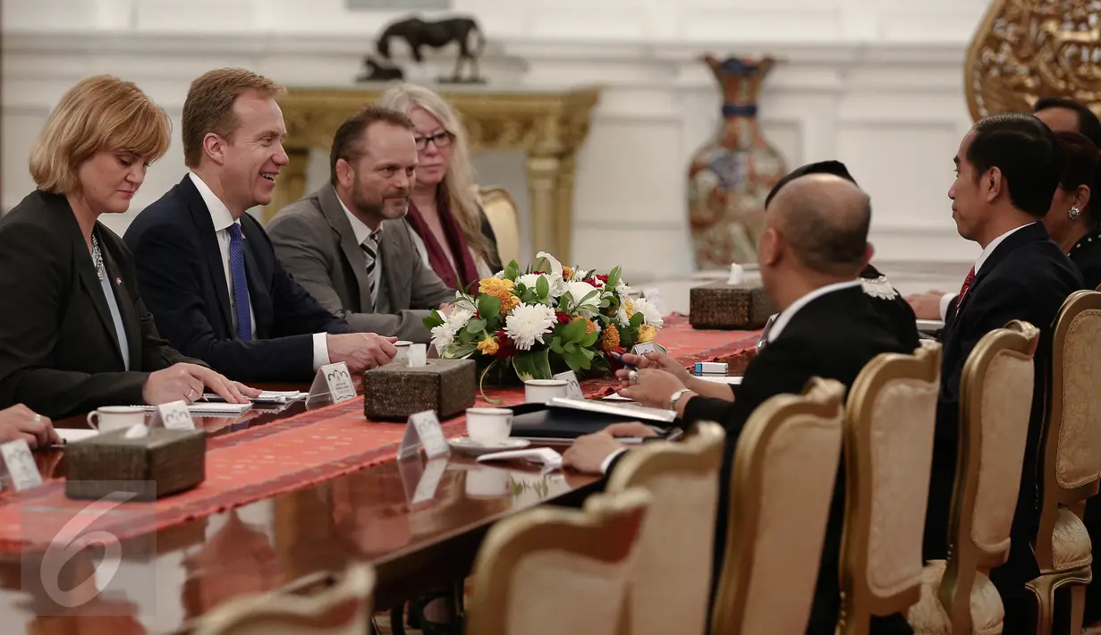 Menlu Norwegia Borge Brende melakukan pertemuan dengan Presiden Jokowi beserta sejumlah menteri di Istana Merdeka, Jakarta, Selasa (31/5/2016). Dalam pertemuan tersebut, keduanya membahas tentang ekonomi dan perikanan. (Liputan6.com/Faizal Fanani)