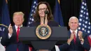 Gina Haspel memberi sambutan seusai pengambilan sumpah sebagai Direktur CIA yang baru di Virginia, Senin (21/5). Haspel diloloskan menjadi Direktur CIA oleh Senat AS, dalam voting dengan hasil 54 suara mendukung dan 45 suara menolak. (AFP PHOTO/SAUL LOEB)