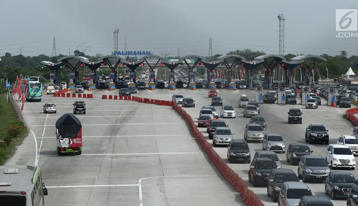 Kendaraan pemudik mengantre keluar gerbang tol Palimanan, Cirebon, Jawa Barat, Sabtu (24/6). Pada H-1 Lebaran Volume kendaraan menuju Jawa Tengah terpantau ramai lancar. (Liputan6.com/Gempur M Surya)