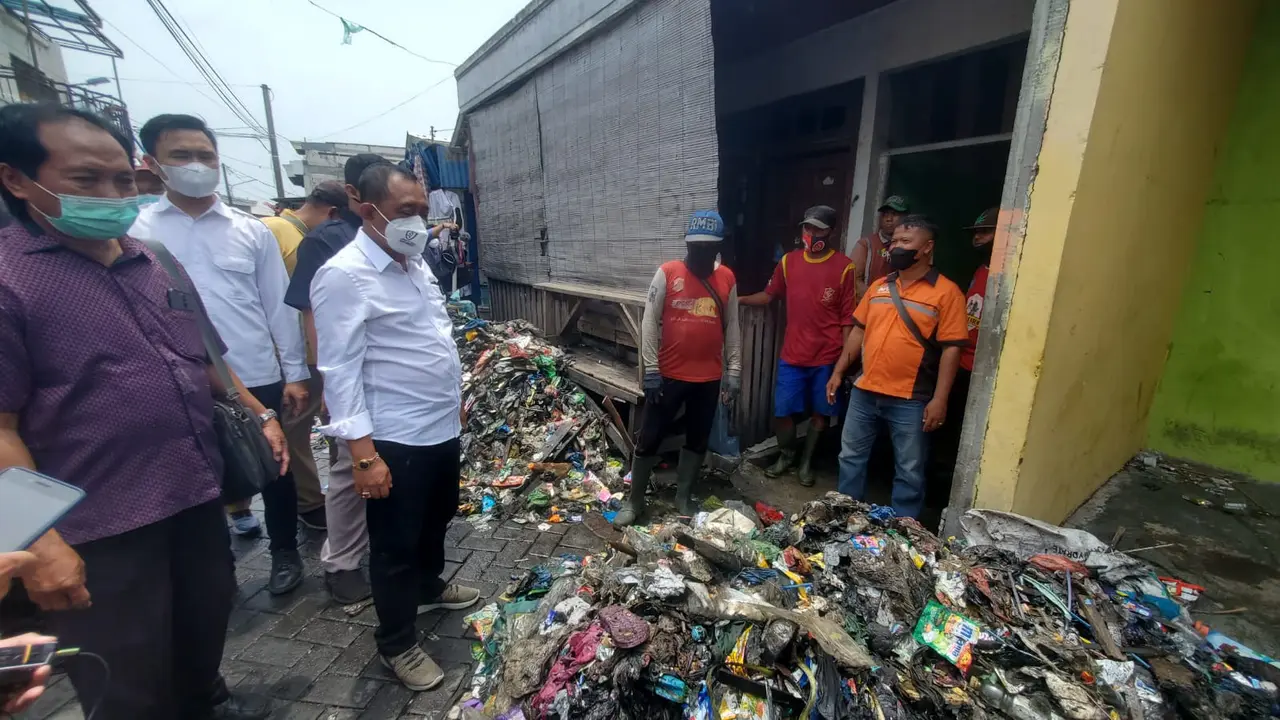 Armuji saat meninjau Sungai Kalianak Surabaya (Dian Kurniawan/Liputan6.com).