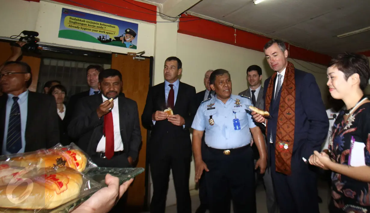 Menteri Kehakiman Australia Michael Keenan berada di Lembaga Pemasyrakatan Cipinang, Jakarta, Rabu (1/2). Michael Keenan menambahkan, kerjasama yang terjalin antarkedua negara itu memang sangatlah erat. (Liputan6.com/Helmi Afandi)