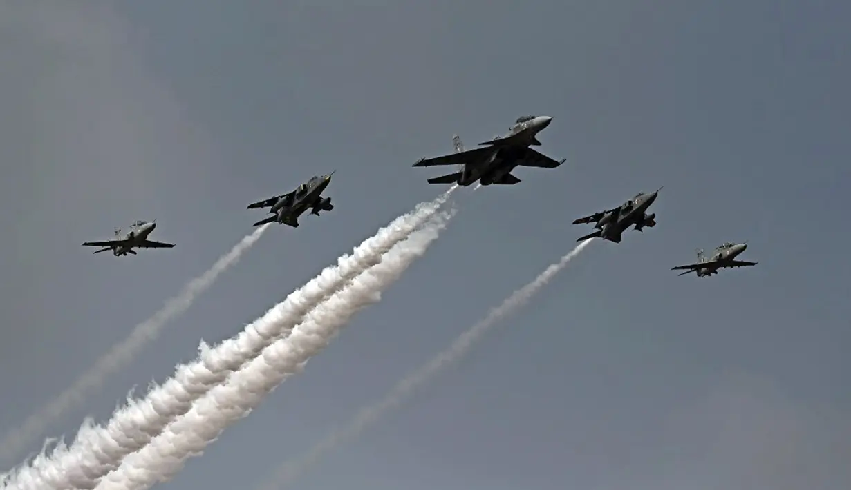 Jet tempur Angkatan Udara India tampil pada hari pertama Aero India 2021 Airshow di Stasiun Angkatan Udara Yelahanka, Bangalore, India, Rabu (3/2/2021). Aero India 2021 berlangsung dalam bayang-bayang pandemi COVID-19. (Jewel SAMAD/AFP)