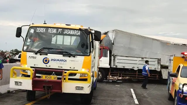Kecelakaan bus dan truk di Kilometer (KM) 77+200 Jalan Tol Pandaan-Malang, Jawa Timur, pada Senin (23/12/2024) sore.