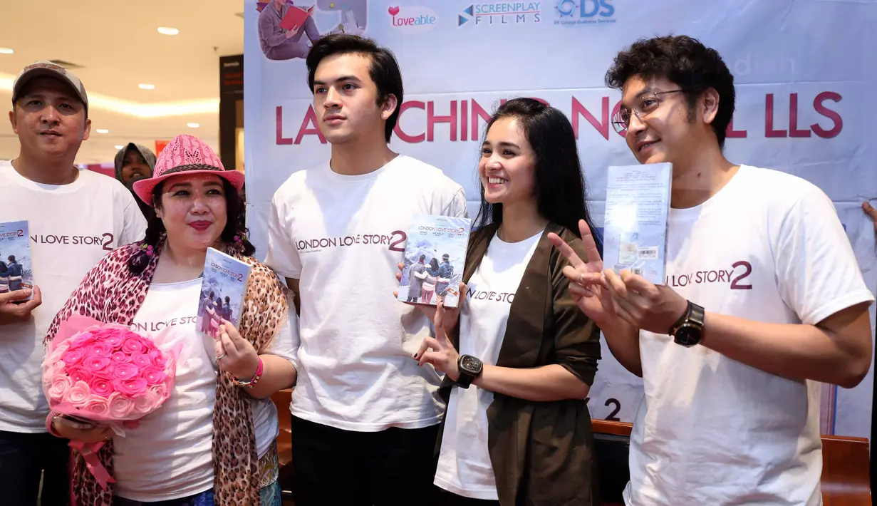Sebelum sequel dari London Love Story, yakni London Love Story 2 resmi dirilis, novelnya lebih dulu keluar. Novel London Love Story 2 yang ditulis oleh Tisa TS itu resmi dirilis di Karawang. (Nurwahyunan/Bintang.com)