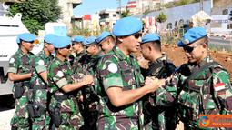 Citizen6, Lebanon: Wadansatgas Indobatt Letkol Mar FJH Pardosi melaksanakan kunjungan ke pos-pos penjagaan di perbatasan Lebanon-Israel, yang menjadi area tanggung jawab Indobatt. (Pengirim: Badarudin Bakri)