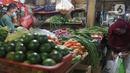 Pedagang sedang melayani pembeli di Pasar Cibubur, Jakarta, Kamis (16/6/2022). Berdasarkan pantauan di Pusat Informasi Harga Pangan Strategis Nasional (PIHPS), terpantau ada beberapa kebutuhan pokok yang harganya naik. (Liputan6.com/Herman Zakharia)