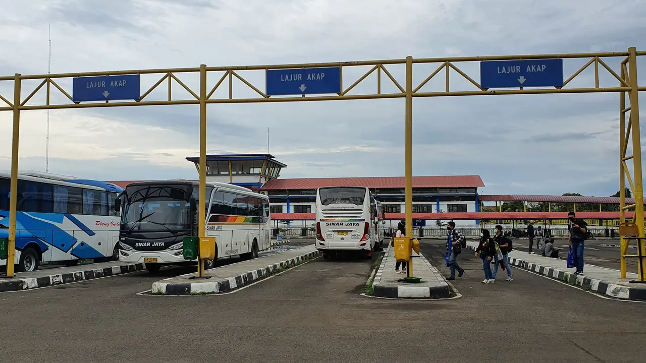 Suasan Terminal Bus jatijajar di libur Natal 2020. (Liputan6.com/Dicky Agung Prihanto)