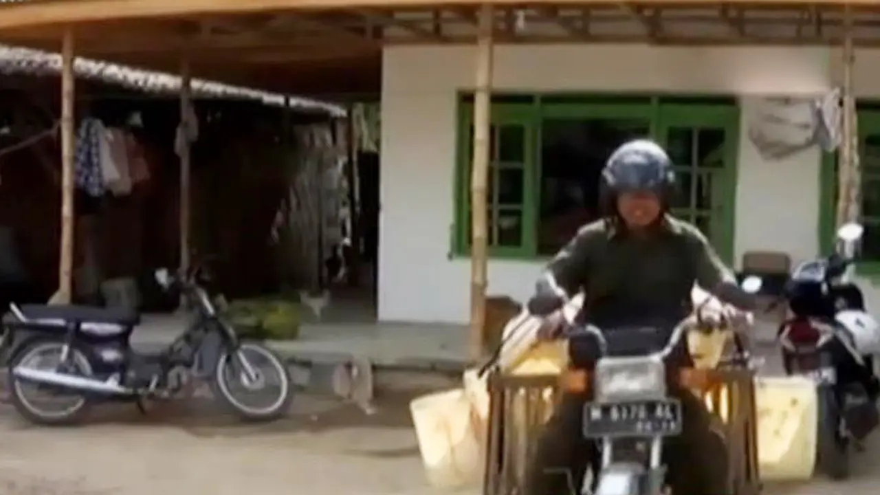 VIDEO: Gaji Rendah, Guru SD di Sumenep Ini Jual Tahu Keliling