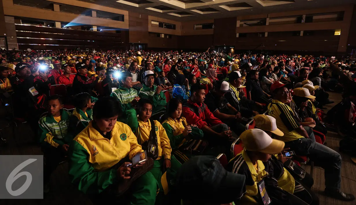 Peserta Olimpiade Olahraga Siswa Nasional (O2SN) menyimak pidato Mendikbud Anies Baswedan saat pembukaan O2SN di Jakarta, Senin (25/7). (Liputan6.com/Faizal Fanani)
