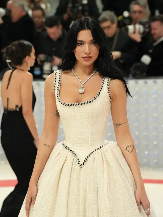 Dua Lipa. Ia mengenakan kalung berlian lebih dari 100 karat legendaris dari Tiffany & Co.. Kalung ini berasal dari label Lucida Star dan berlian ikonis milik Tiffany & Co.. Foto: Instagram.
