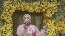 Tampil sebagai penyanyi, Melly Goeslaw tampak menawan berbalut tulle dress batik. (Credits/Tim Muara Bagdja).