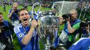 Semasa di Chelsea dalam rentang 2001-2013, Frank Lampard berkembang menjadi pemain tangguh. Ia berandil membawa Chelsea merebut 1 trofi UCL, 1 trofi UEL, 3 trofi Premier League, 4 trofi Piala FA, 2 trofi Piala Liga dan 2 trofi Community Shield. (AFP/Adrian Dennis)