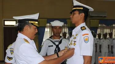 Citizen6, Surabaya: Penyematan tanda siswa oleh Dankobangdikal kepada perwakilan siswa, di Auditorium Marore  STTAL, Kesatrian Bumimoro, Kobangdikal, Surabaya. (Pengirim: Penkobangdikal).