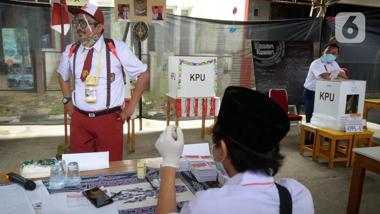 Petugas KPPS Memakai Seragam Sekolah