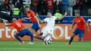 Gelandang Argentina, Angel Argentina Di Maria berusaha melewati gelandang Chile, Arturo Vidal saat bertanding pada perebutan tempat ketiga Copa America 2019 di Arena Corinthians, Brasil (6/7/2019). Argentina sukses  merebut posisi ketiga usai mengalahkan Chile 2-1. (AP Foto/Victor R .Caivano)