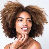 Simak aturan yang harus diikuti saat melakukan eksfoliasi pada kulit berjerawat. (Foto: Unsplash.com/Park Street).