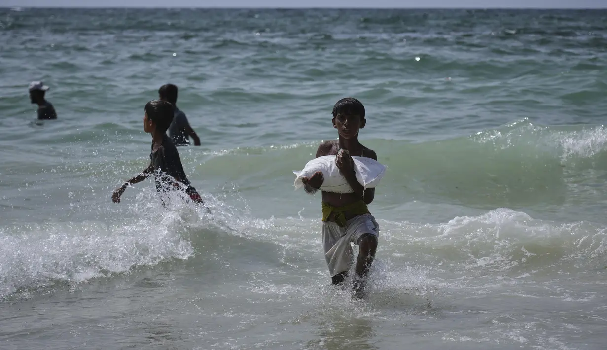 Beberapa bantuan kemanusiaan mendarat di Laut Mediterania setelah diterbangkan melalui udara di atas pusat kota Gaza, di pantai Zawaida, Jalur Gaza, Selasa, 29 Juli 2025. (AP Photo/Abdel Kareem Hana)