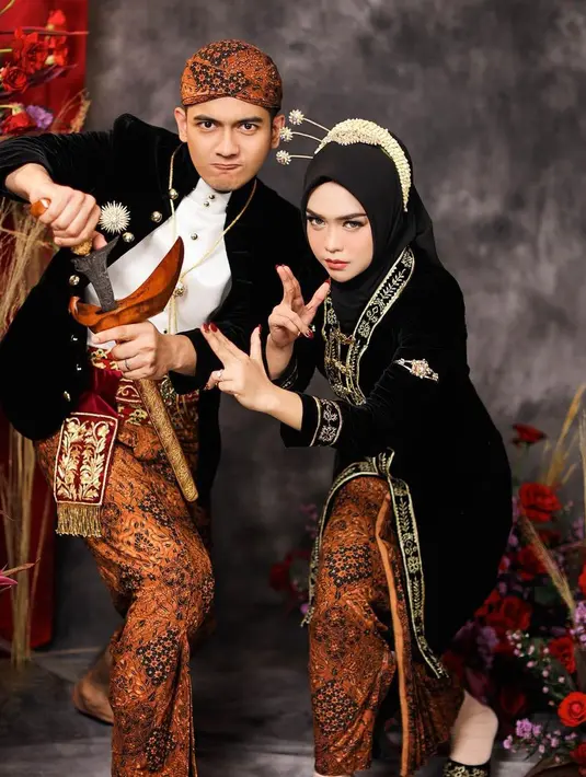 Ada juga foto prewedding di mana Ria Ricis dan Teuku Ryan yang memilih mengenakan busana khas adat Jawa. Dengan kebaya panjang, Ria Ricis memadukannya dengan kain batik jarit dan headpiece untuk mempermanis hijab hitam polosnya. Foto: Instagram.