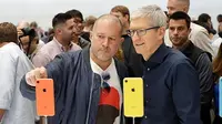 CEO Apple Tim Cook dan Chief Design Officer Jonathan Ive melihat produk baru Apple di Apple Headquarters, Cupertino, California (12/9) (AP Photo/Marcio Jose Sanchez)