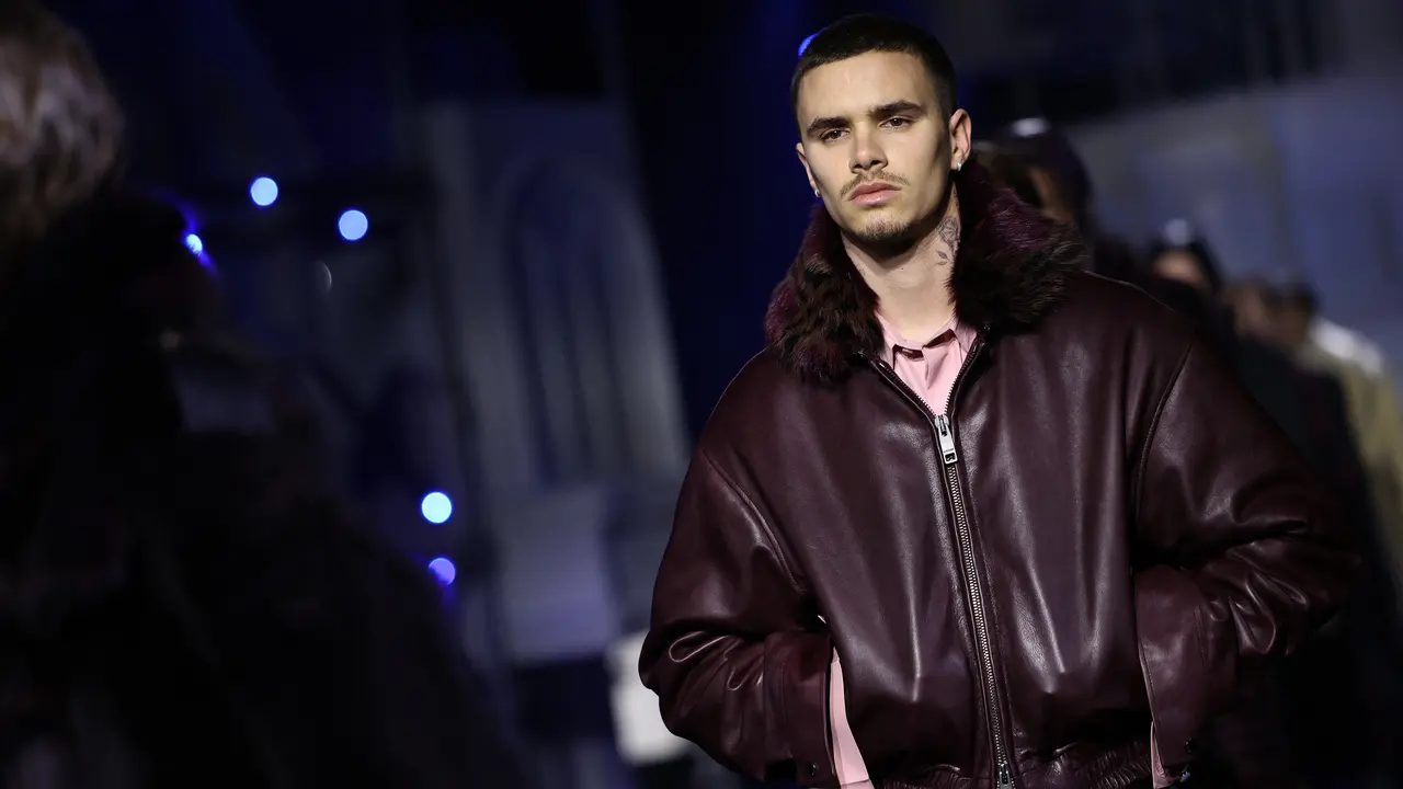 Aksi Romeo Beckham Tutup London Fashion Week Berbalut Jaket Bomber Kulit Burberry