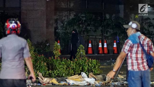 Bercadar Hitam, Perempuan Misterius Ini Berjalan ke Gedung Bawaslu