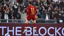 Pemain AS Roma Carles Perez melakukan selebrasi usai mencetak gol ke gawang Salernitana pada pertandingan sepak bola Serie A di Olympic Stadium, Roma, Italia, 10 April 2022. AS Roma menang dramatis 2-1. (Alfredo Falcone/LaPresse via AP)
