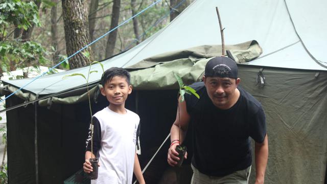 Hamzah Fauzi Nur Amin, pengelola sekaligus pemilik paguyuban kopi Sunda Hejo Garut, bersiap menanam bibit tanaman beserta peserta lainnya