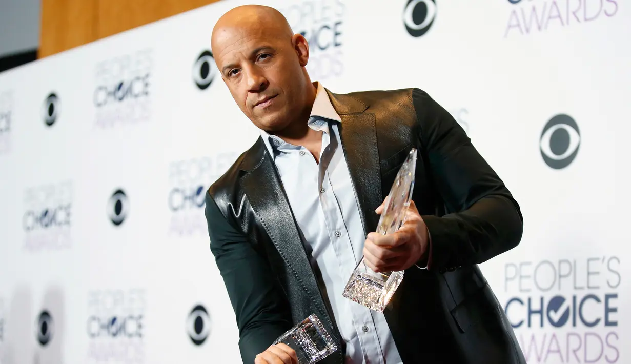 Aktor Vin Diesel berpose dengan dua penghargaan yang didapatnya untuk Film Favorit dan aksi film favorit Film di "Furious 7" dalam People's Choice Awards 2016, Los Angeles (6/1/2016). (REUTERS/Danny Moloshok)