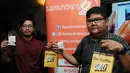 Penonton yang adir terlihat memamerkan goodie bag yang didukung oleh De’Koffie. Jakarta, Rabu (21/5/2014) (Liputan6.com/Andrian M Tunay)