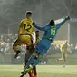 Aksi kiper Arsenal, David Ospina menghalau bola dari kejaran pemain Sutton United, Adam May pada putaran kelima Piala FA di Gander Green Lane stadium, London, (20/2/2017). Arsenal menang 2-0. (AP/Matt Dunham)